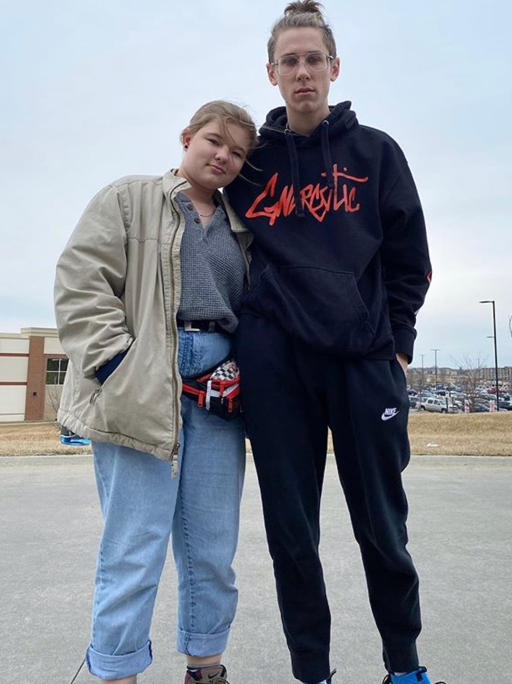 「NIKE、American Eagle、nascar、couple、coupleoutfit、sweatshirt、sweater、sweats、jeans、coat」｜「NIKEの7/10（ブーツ、ブラウン系）」を使った、gibsofyesterさん（レディース・160cm）の春コーディネートの1枚目の写真