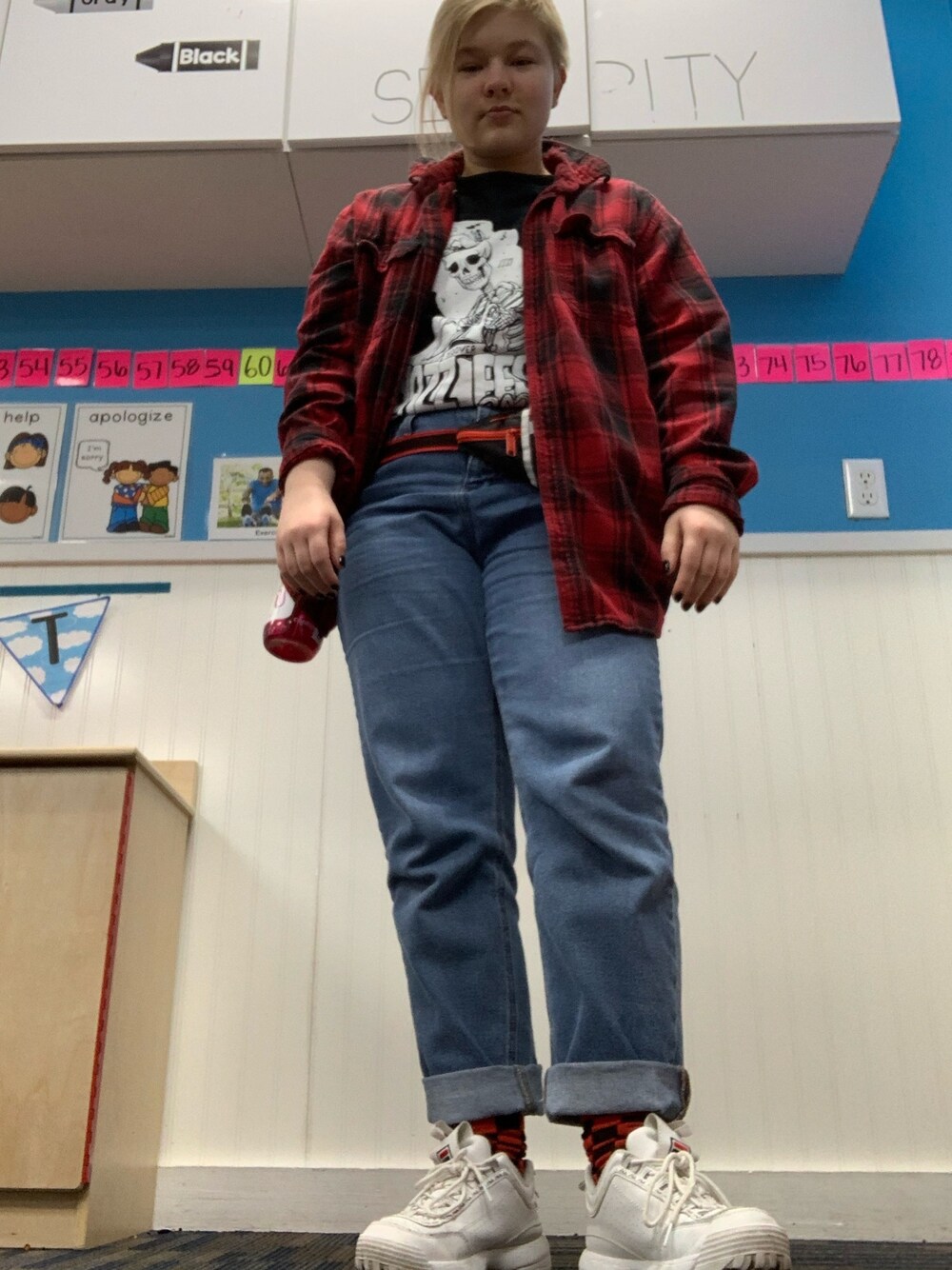 「FILA、work、daycare、jeans、denim、fannypack、flannel、Skeleton、red、plaid」｜「FILAのFILA DISRUPTOR2 PREMIUM REPEAT WOMENS (WH/NV/RE)（スニーカー、ホワイト系）」を使った、gibsofyesterさん（レディース・160cm）の春コーディネートの1枚目の写真