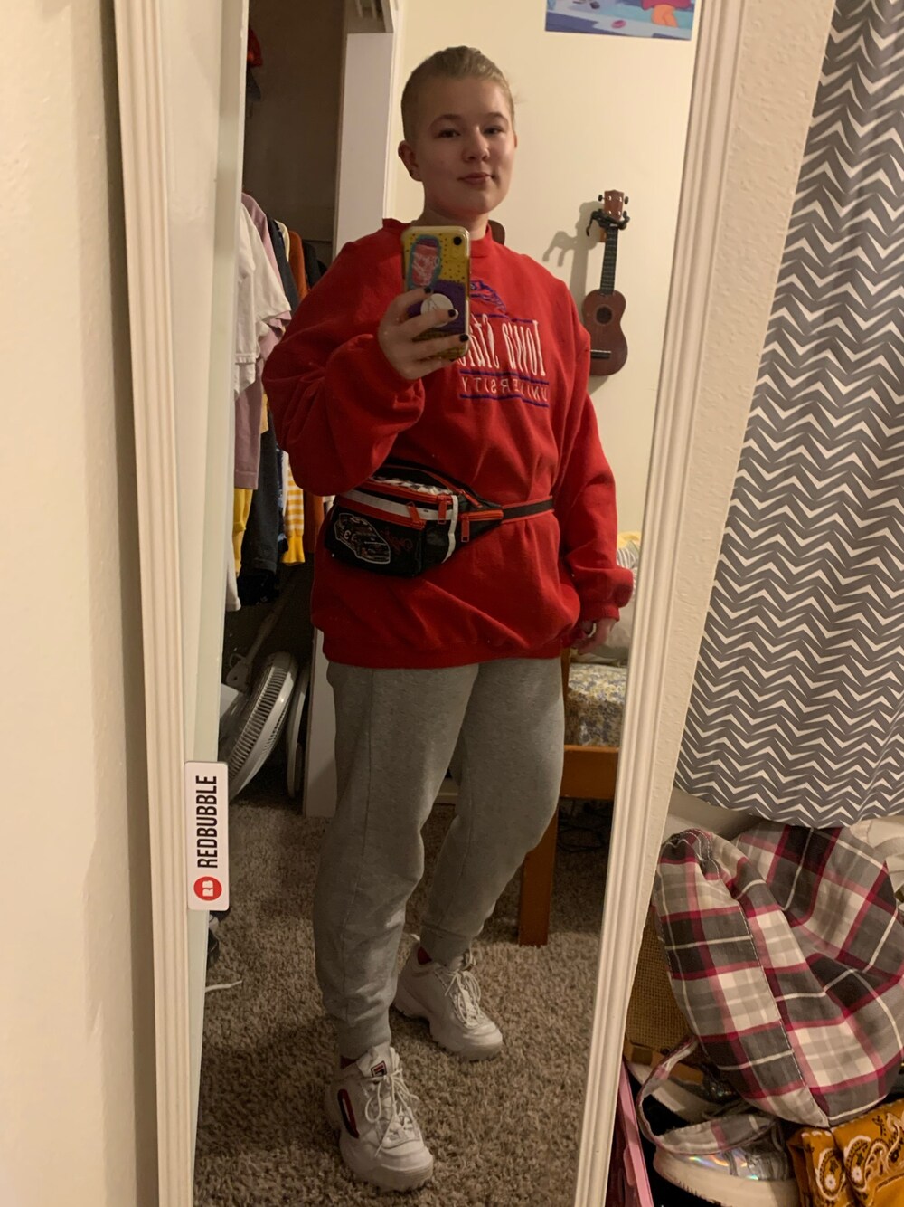 「FILA、Calvin Klein、IOWA、fannypack、sweatshirt、sweatpants、comfortable、comfy、cozy、lazy」｜「FILAのFILA DISRUPTOR2 PREMIUM REPEAT WOMENS (WH/NV/RE)（スニーカー、ホワイト系）」を使った、gibsofyesterさん（レディース・160cm）の春コーディネートの1枚目の写真
