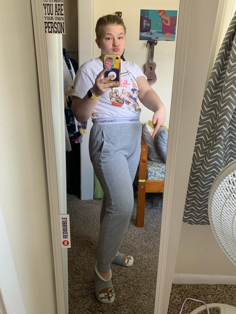 「slippers、Calvin Klein、Calvin Klein Jeans、steven rhodes、comfortable、comfy、lazy、quarantine、stayhome、sweatpants」｜「Calvin KleinのCalvin Klein Modern Jogger Pant（その他パンツ、グレー系）」を使った、gibsofyesterさん（レディース・160cm）の春コーディネートの1枚目の写真