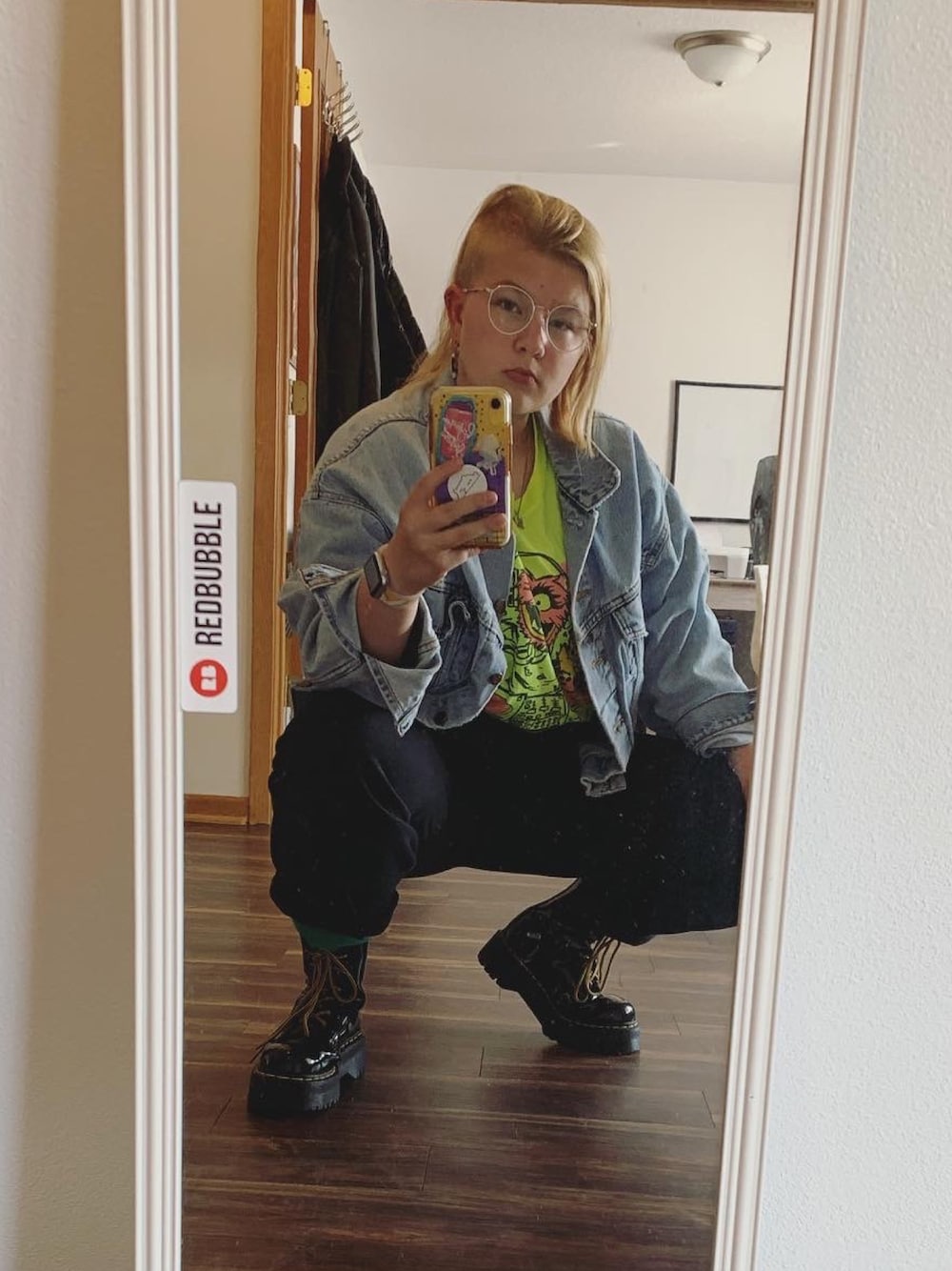 「VINTAGE、90’s、graphictee、fannypack、trackpants、guess、Levis、80s、sweats、myDocs」｜「Dr. MartensのDr. Martens 'Molly' Platform Boot (Women)（ブーツ、ブラック系）」を使った、gibsofyesterさん（レディース・160cm）の秋コーディネートの1枚目の写真
