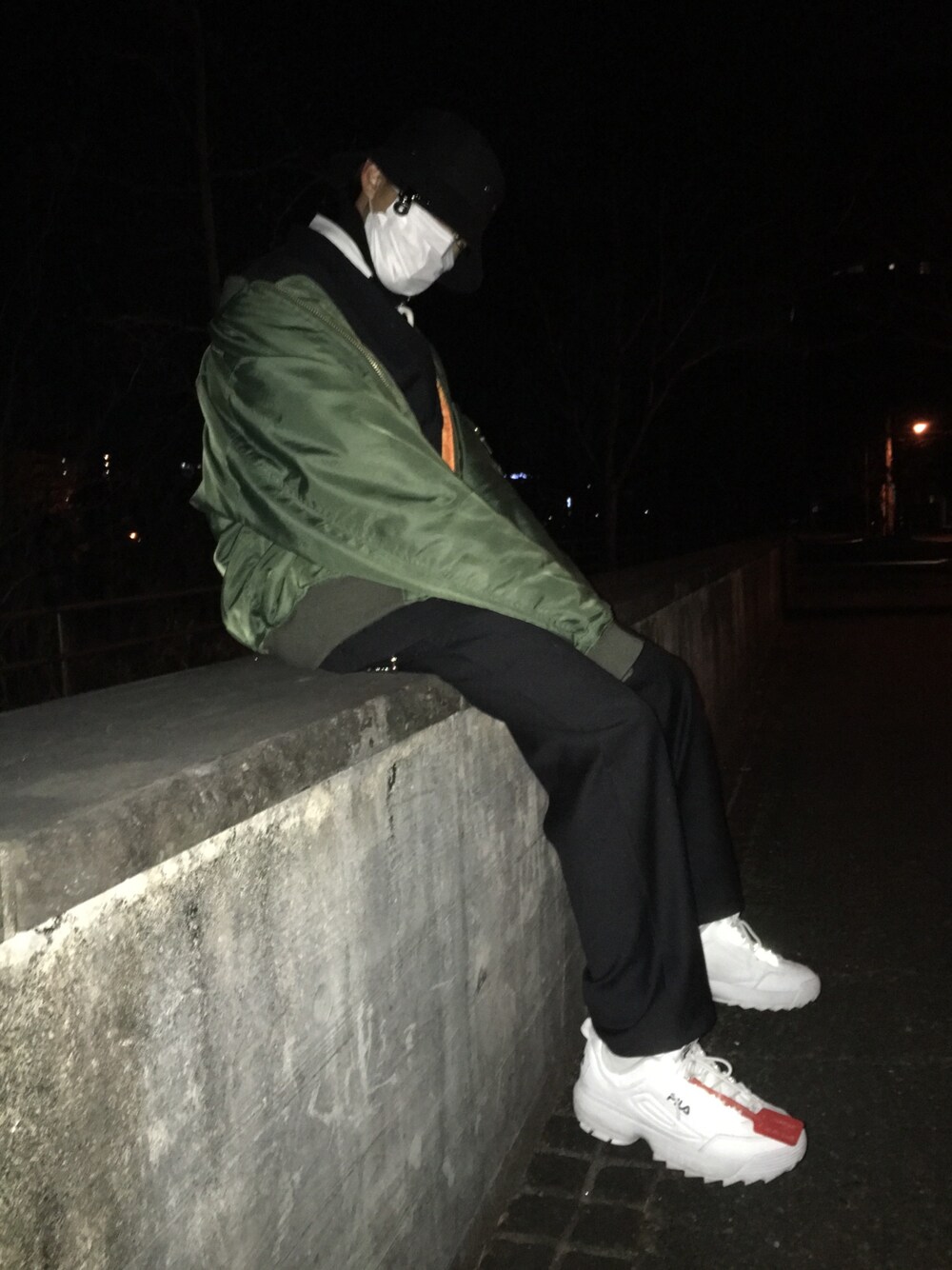 「vetements、BALENCIAGA、RAF SIMONS、antisocialsocialclub、AcneStudios、韓国ファッション、COMME des GARCONS、コムデギャルソン、ヨウジヤマモト、supreme」｜「JW Andersonのアイテム（ネックウォーマー/スヌード、ブラック系）」を使った、Ohana さん（メンズ・168cm）の冬コーディネートの1枚目の写真
