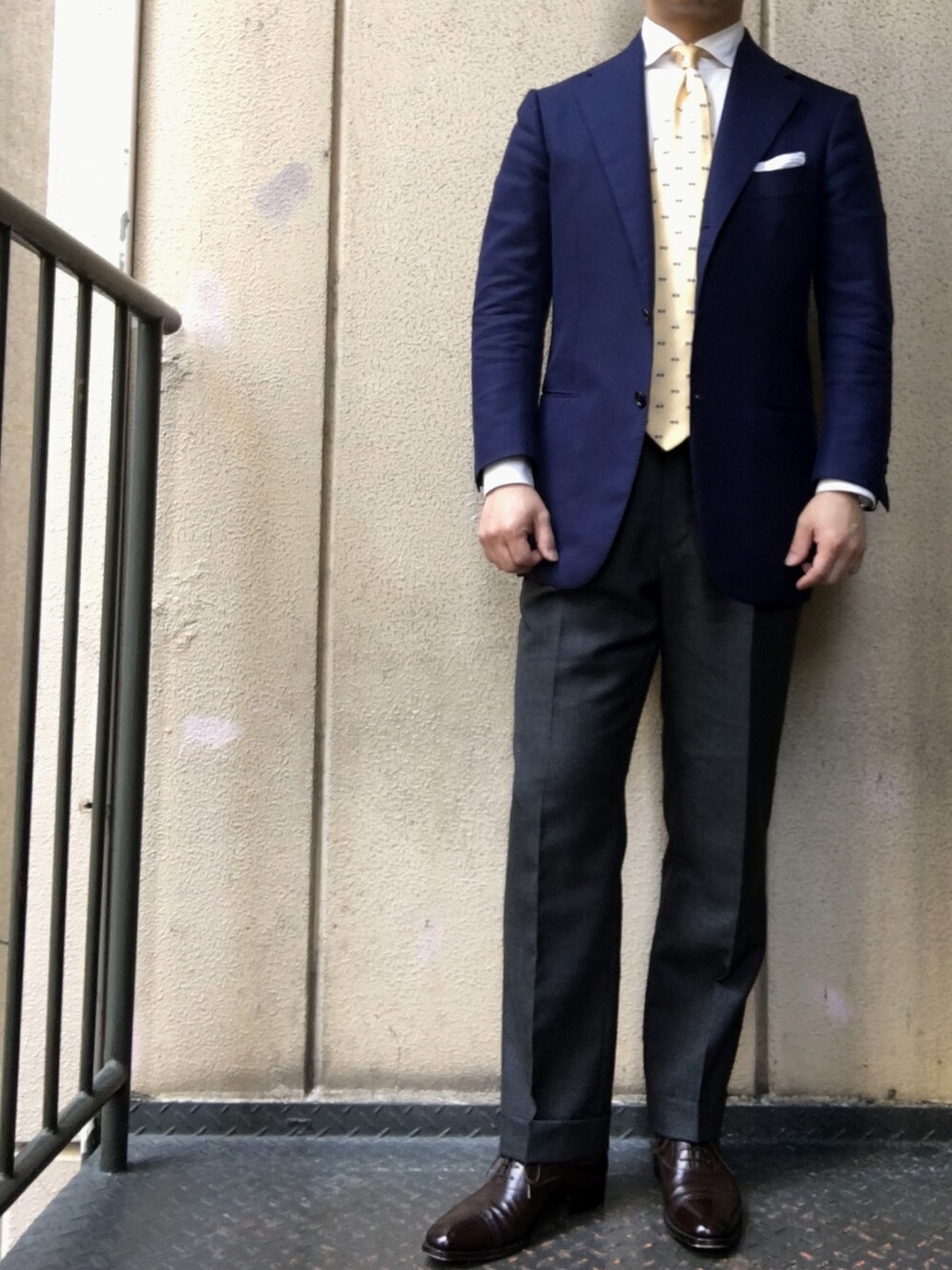 「ビジネススタイル、ビジネスカジュアル」｜「Cesare Attoliniのアイテム（テーラードジャケット、ブルー系）」を使った、六弦 上石江戸緑さん（メンズ・166cm）の春コーディネートの1枚目の写真