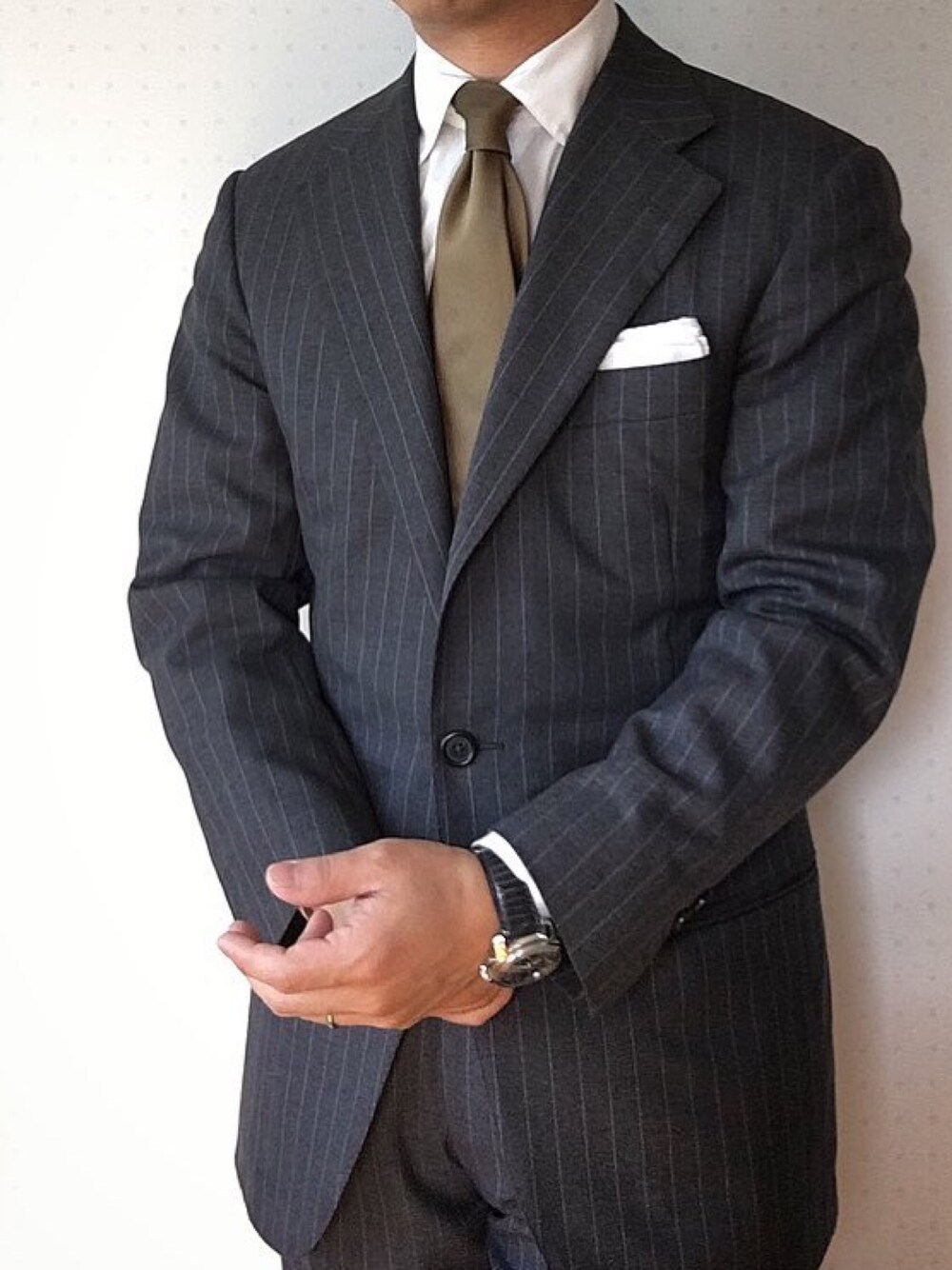 「ビジネススタイル」｜「BELVESTのアイテム（セットアップ、ブルー系）」を使った、六弦 上石江戸緑さん（メンズ・166cm）の春コーディネートの1枚目の写真