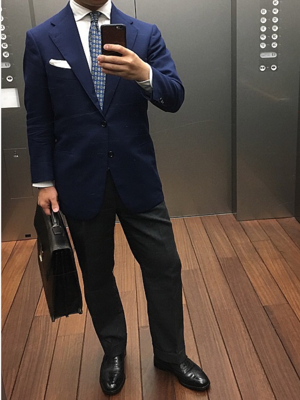 「ビジネススタイル」｜「Cesare Attoliniのアイテム（テーラードジャケット、ブルー系）」を使った、六弦 上石江戸緑さん（メンズ・166cm）の春コーディネートの1枚目の写真