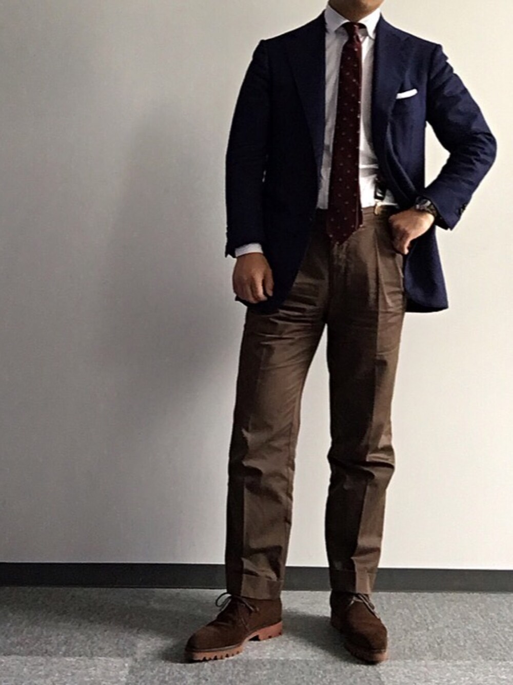 「Cesare Attoliniのアイテム（テーラードジャケット、ブルー系）」を使った、六弦 上石江戸緑さん（メンズ・166cm）の秋コーディネートの1枚目の写真