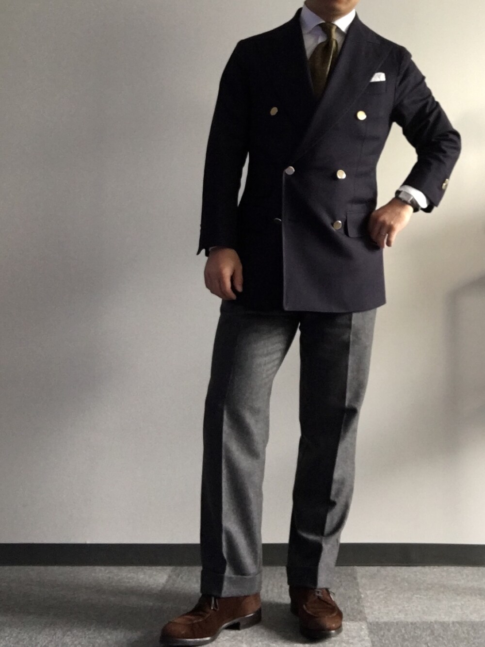 「ビジネススタイル」｜「Rota Pantaloniのアイテム（スラックス、グレー系）」を使った、六弦 上石江戸緑さん（メンズ・166cm）の秋コーディネートの1枚目の写真