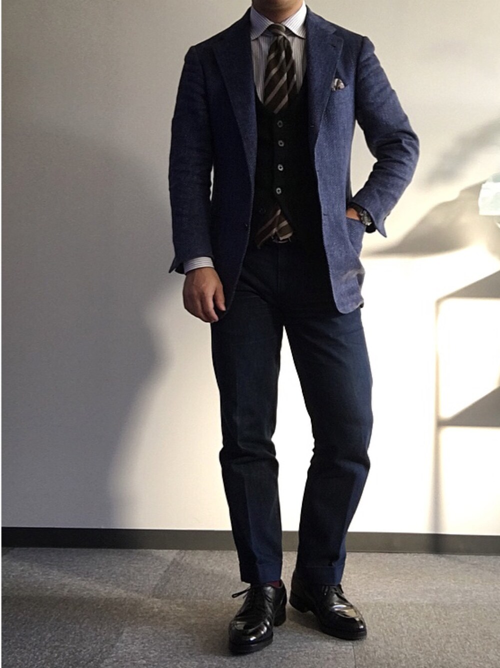 「ビジネススタイル」｜「Cesare Attoliniのアイテム（テーラードジャケット、ブルー系）」を使った、六弦 上石江戸緑さん（メンズ・166cm）の冬コーディネートの1枚目の写真