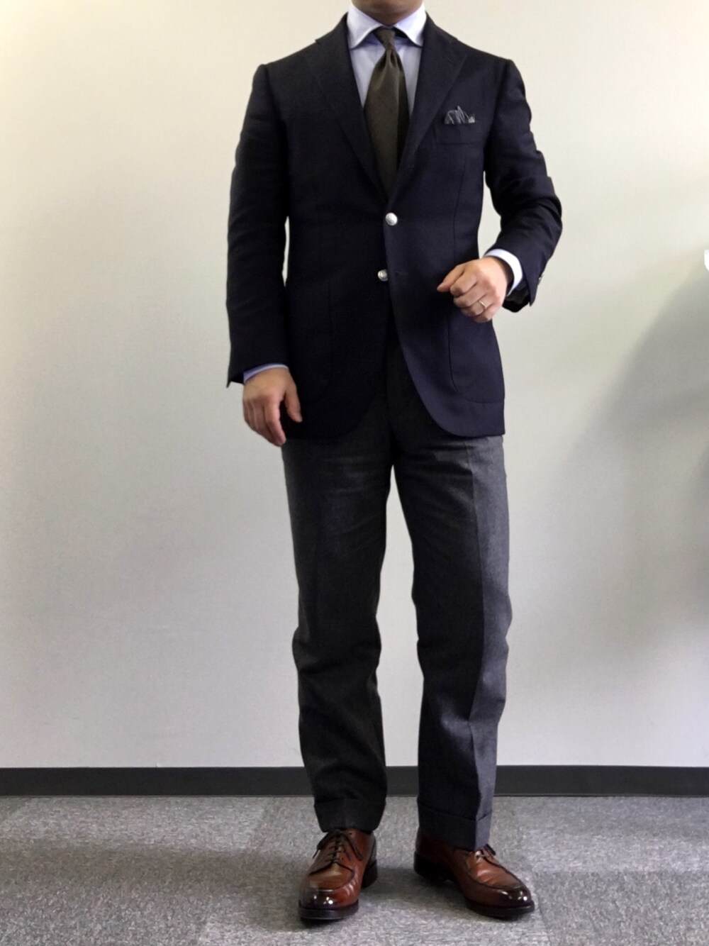 「ビジネススタイル」｜「Cesare Attoliniのアイテム（テーラードジャケット、ブルー系）」を使った、六弦 上石江戸緑さん（メンズ・166cm）の冬コーディネートの1枚目の写真