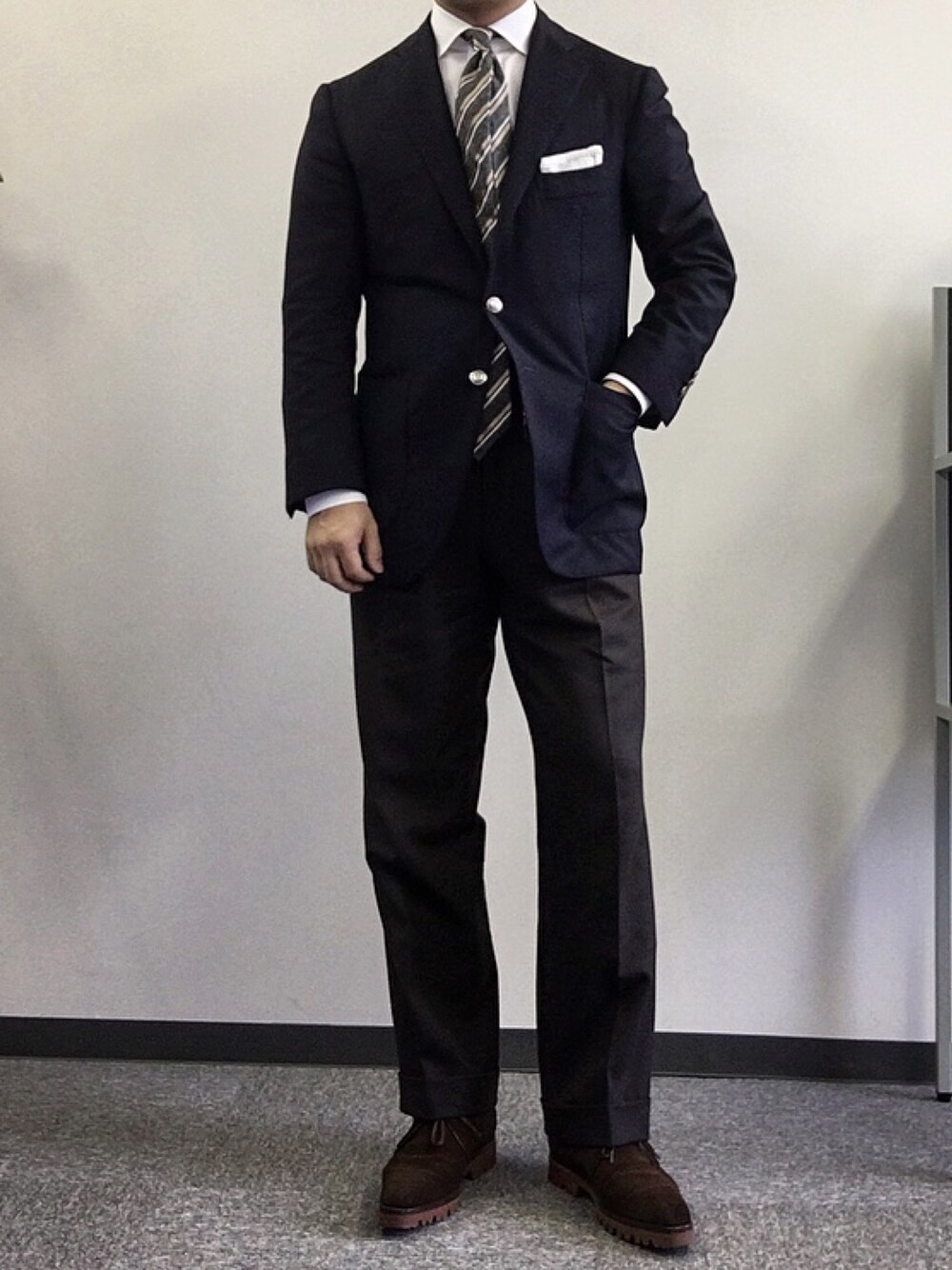 「ビジネススタイル」｜「Cesare Attoliniのアイテム（テーラードジャケット、ブルー系）」を使った、六弦 上石江戸緑さん（メンズ・166cm）の春コーディネートの1枚目の写真