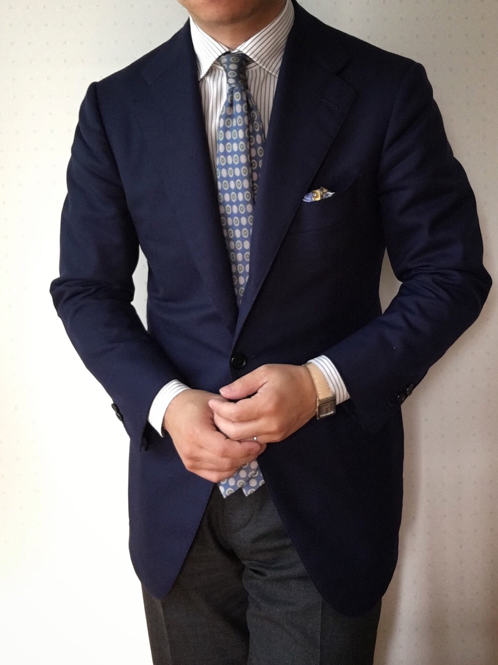 「ビジネススタイル、ビジネスカジュアル」｜「Cesare Attoliniのアイテム（テーラードジャケット、ブルー系）」を使った、六弦 上石江戸緑さん（メンズ・166cm）の夏コーディネートの1枚目の写真