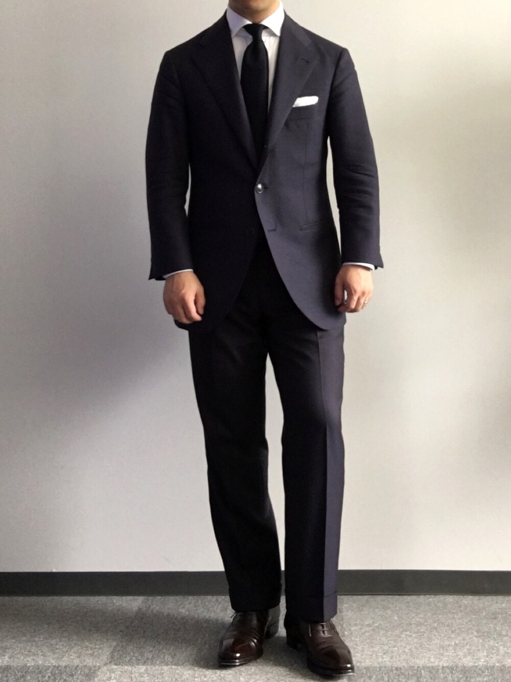 「ビジネススタイル」｜「Sartorial Raffanielloのアイテム（テーラードジャケット、ブルー系）」を使った、六弦 上石江戸緑さん（メンズ・166cm）の夏コーディネートの1枚目の写真