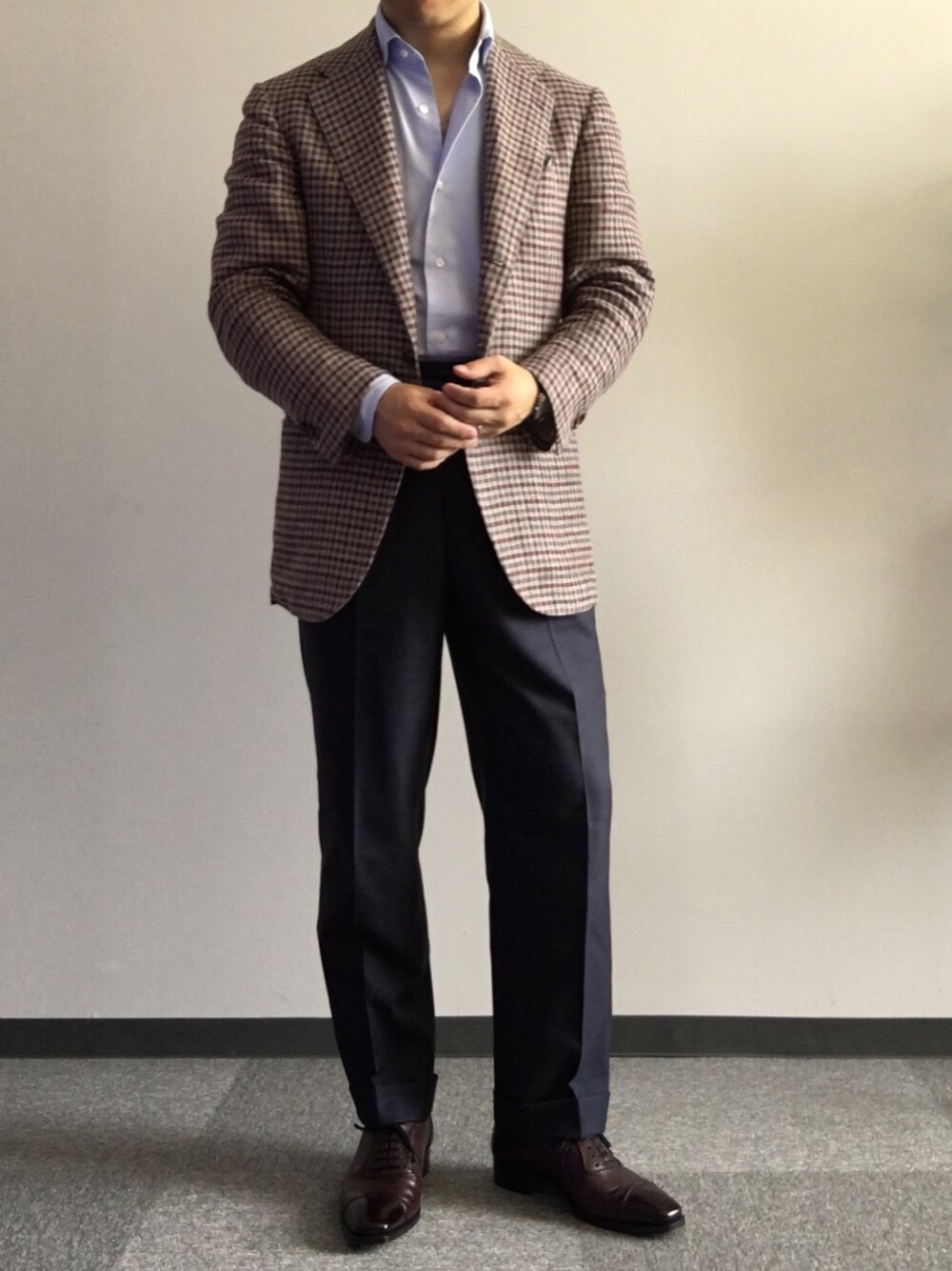 「ビジネススタイル、ビジネスカジュアル」｜「Cesare Attoliniのアイテム（テーラードジャケット、ブルー系）」を使った、六弦 上石江戸緑さん（メンズ・166cm）の夏コーディネートの1枚目の写真