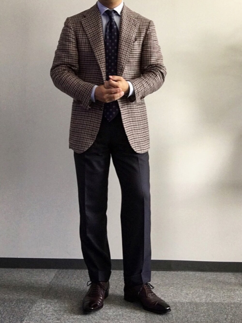 「ビジネススタイル」｜「Cesare Attoliniのアイテム（テーラードジャケット、ブルー系）」を使った、六弦 上石江戸緑さん（メンズ・166cm）の夏コーディネートの1枚目の写真