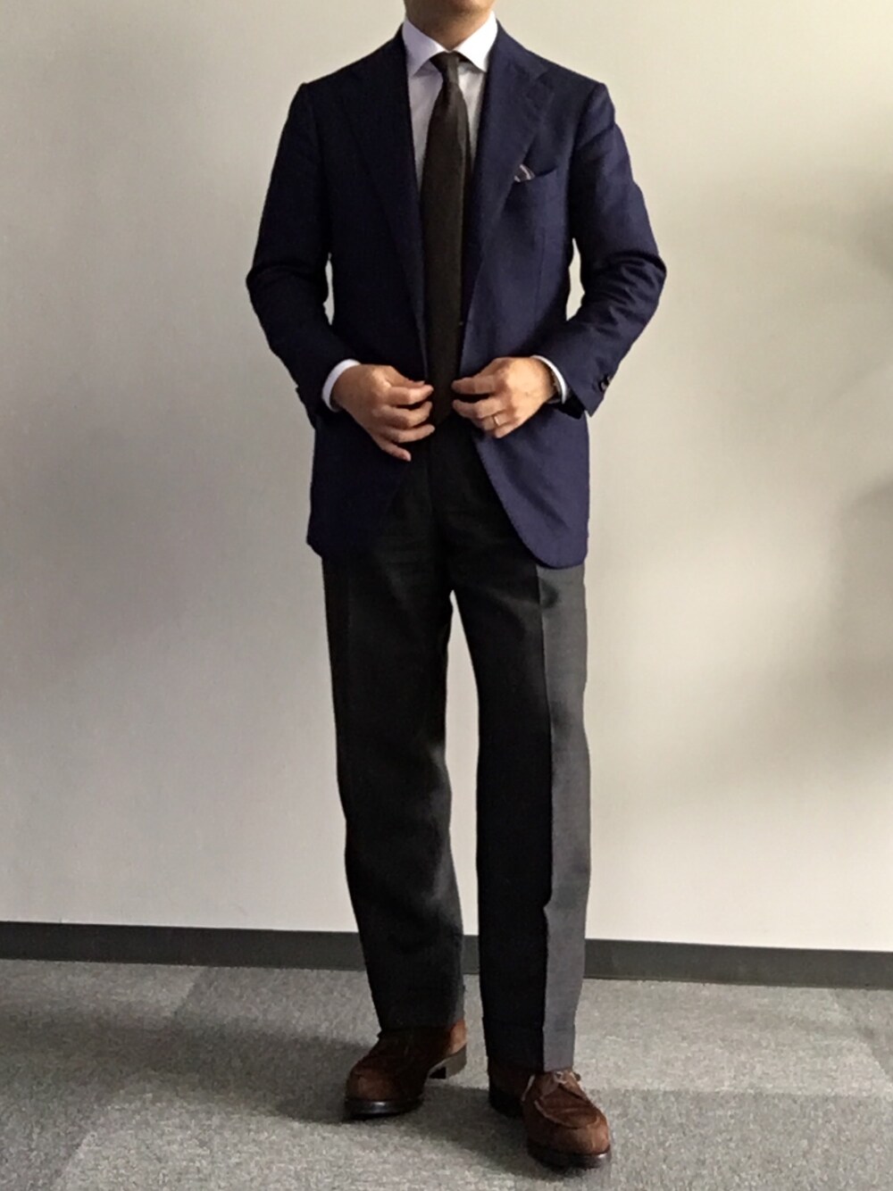 「ビジネススタイル」｜「Cesare Attoliniのアイテム（テーラードジャケット、ブルー系）」を使った、六弦 上石江戸緑さん（メンズ・166cm）の秋コーディネートの1枚目の写真