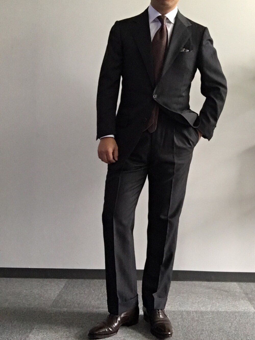 「Sartoria Castangiaのアイテム（セットアップ、グレー系）」を使った、六弦 上石江戸緑さん（メンズ・166cm）の秋コーディネートの1枚目の写真