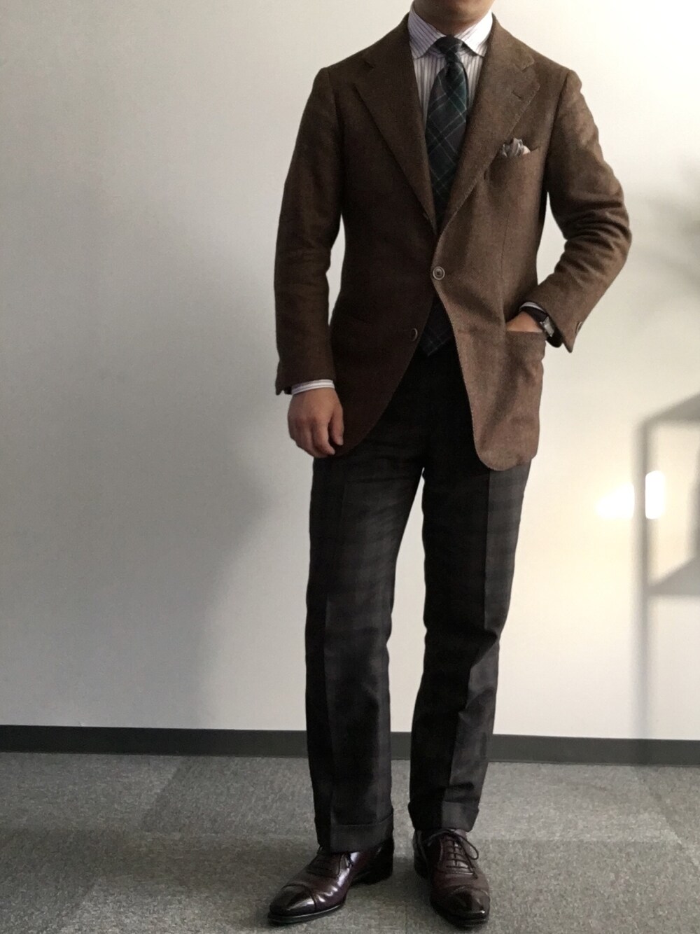 「ビジネスカジュアル」｜「VIGANOのアイテム（スラックス、ブラウン系）」を使った、六弦 上石江戸緑さん（メンズ・166cm）の冬コーディネートの1枚目の写真