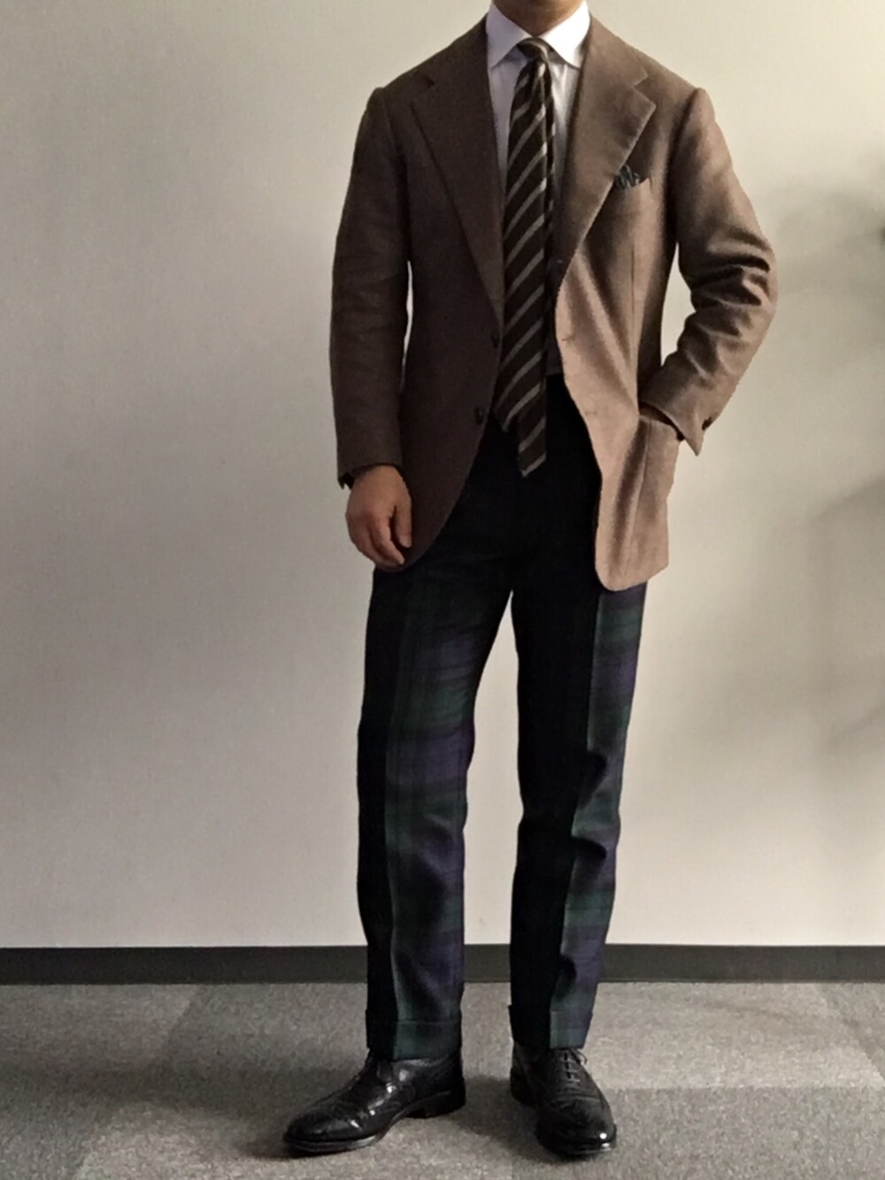 「ビジネススタイル、ビジネスカジュアル」｜「Rota Pantaloniのアイテム（スラックス、グレー系）」を使った、六弦 上石江戸緑さん（メンズ・166cm）の冬コーディネートの1枚目の写真