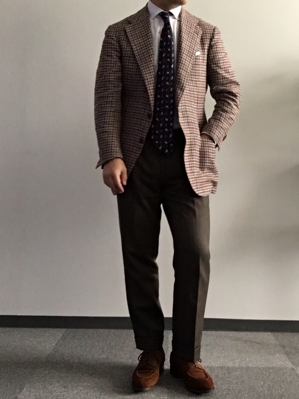 「Cesare Attoliniのアイテム（テーラードジャケット、ブルー系）」を使った、六弦 上石江戸緑さん（メンズ・166cm）の春コーディネートの1枚目の写真