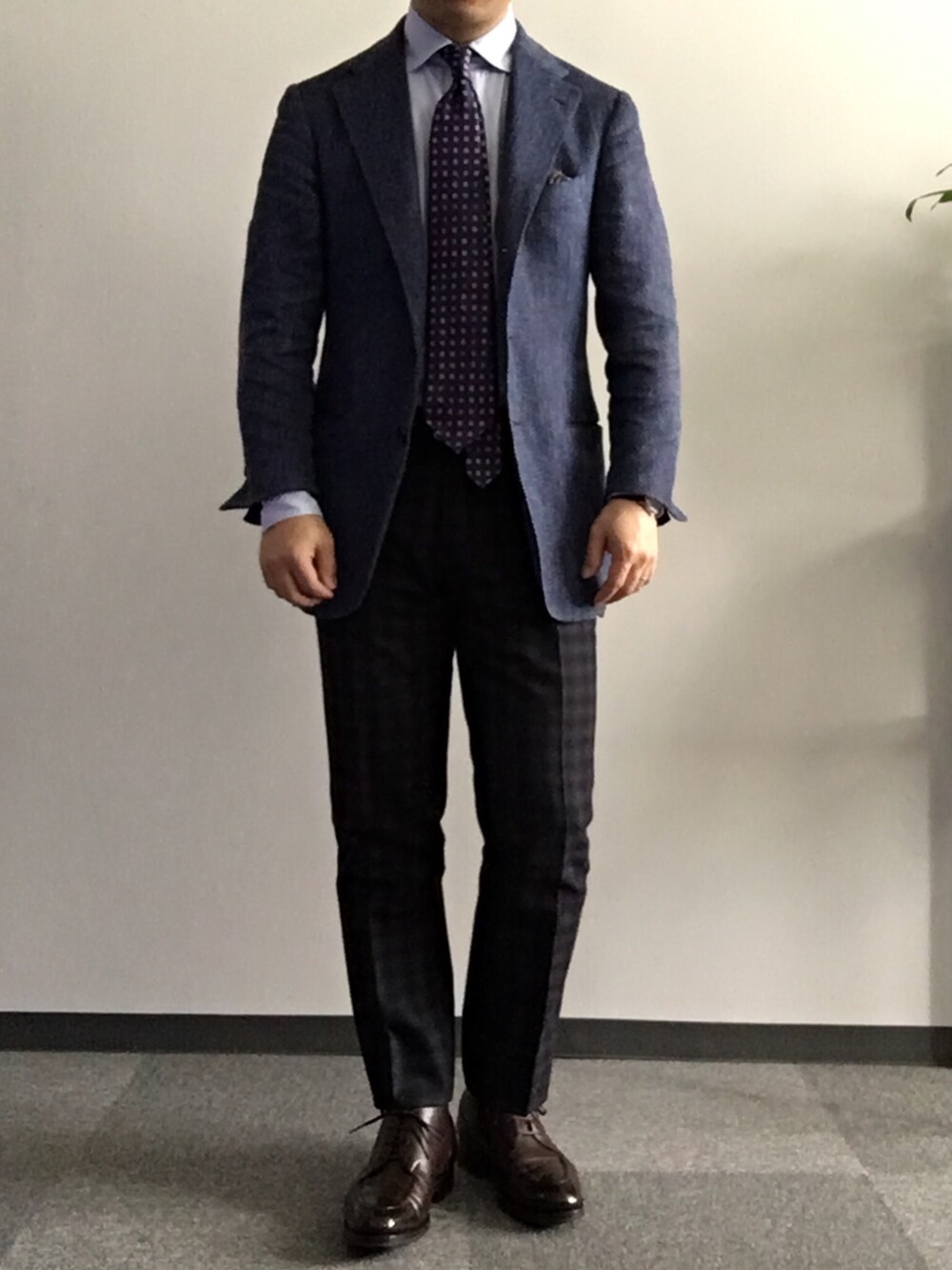 「Cesare Attoliniのアイテム（テーラードジャケット、ブルー系）」を使った、六弦 上石江戸緑さん（メンズ・166cm）の春コーディネートの1枚目の写真