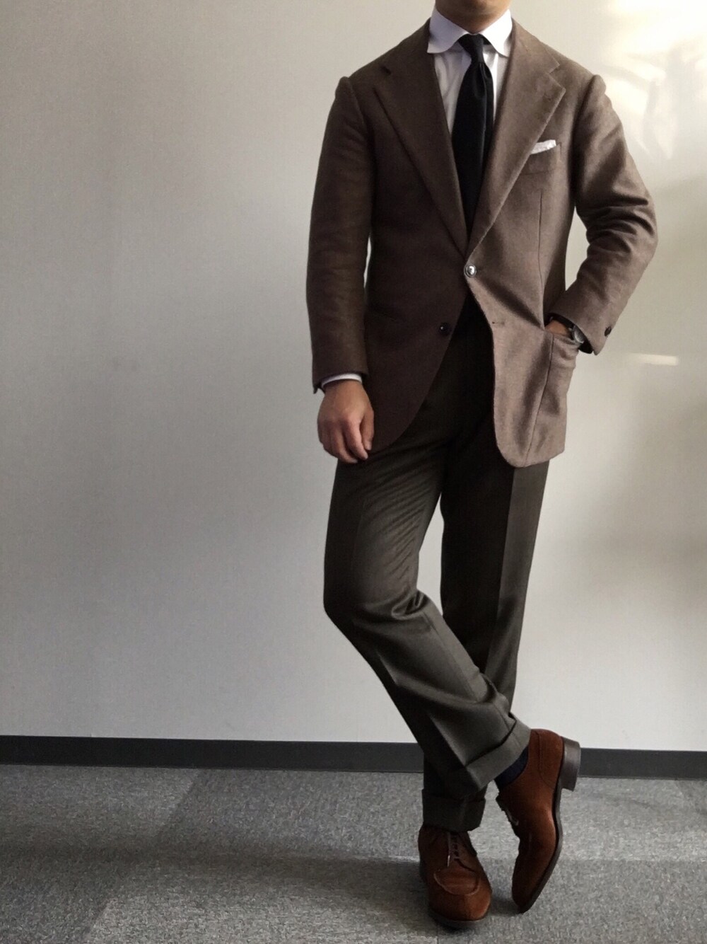 「Sartorial Raffanielloのアイテム（テーラードジャケット、ベージュ系）」を使った、六弦 上石江戸緑さん（メンズ・166cm）の春コーディネートの1枚目の写真