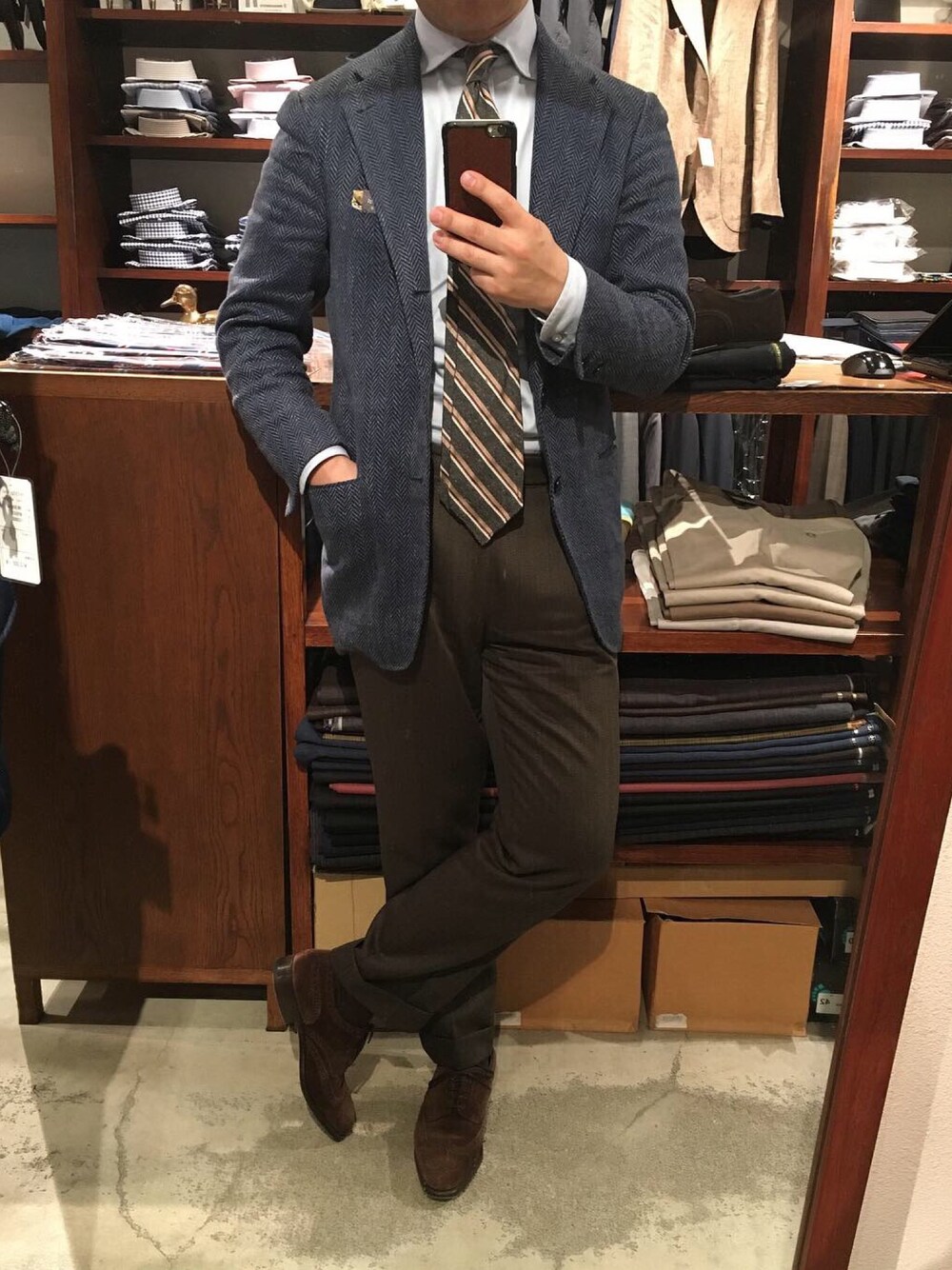 「Cesare Attoliniのアイテム（テーラードジャケット、ブルー系）」を使った、六弦 上石江戸緑さん（メンズ・166cm）の春コーディネートの1枚目の写真