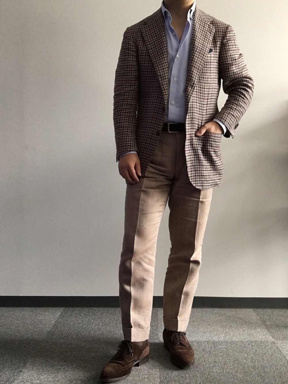 「ビジネスカジュアル」｜「Cesare Attoliniのアイテム（テーラードジャケット、ブルー系）」を使った、六弦 上石江戸緑さん（メンズ・166cm）の夏コーディネートの1枚目の写真
