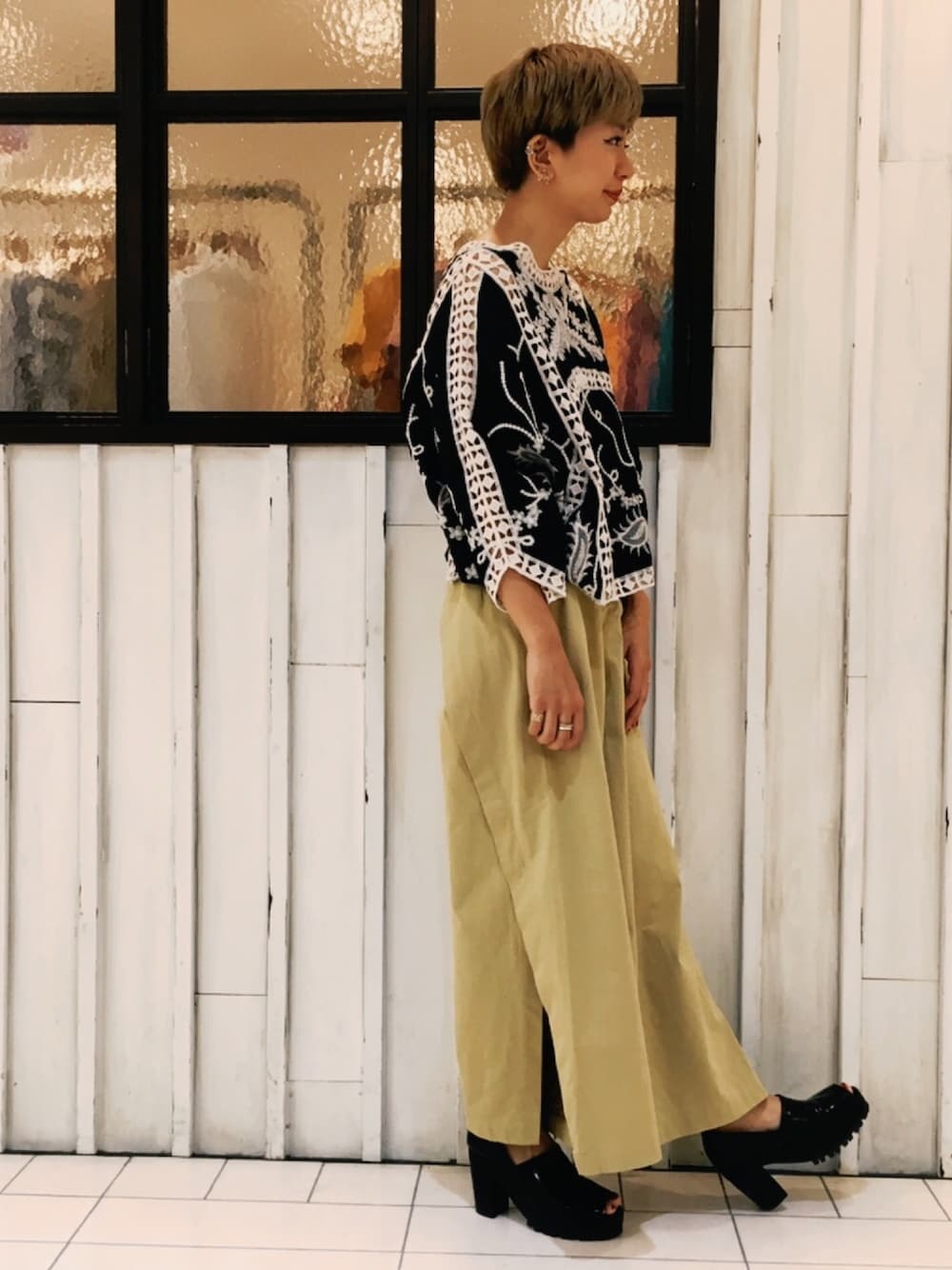 ブラック系のシャツ/ブラウス、ベージュ系のその他パンツを着用したレディースの夏コーディネートの1枚目の写真