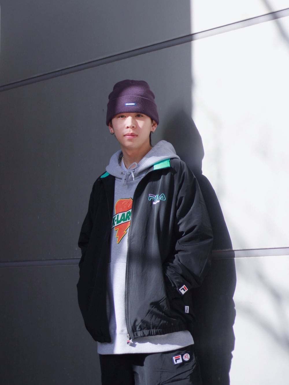 「2018マイベストコーデ、シンプルコーデ、ストリートMIX、ストリート、XLARGE、コーチジャケット、FILA、グレーパーカー、ニット帽」｜「XLARGEの【XLARGE×FILA】 WIND-UP FULL ZIPPED JACKET（ブルゾン、ブラック系）」を使った、中込 樹さん（メンズ・173cm）の冬コーディネートの1枚目の写真