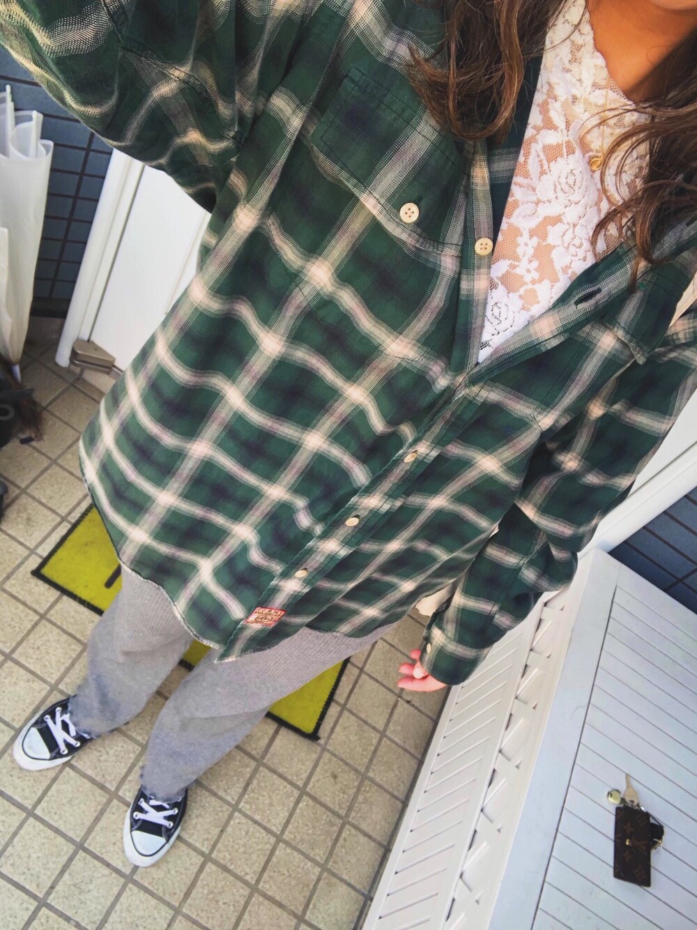 「CONVERSEのアイテム（スニーカー、ブラック系）」を使った、mmm_yさん（レディース・167cm）の春コーディネートの1枚目の写真