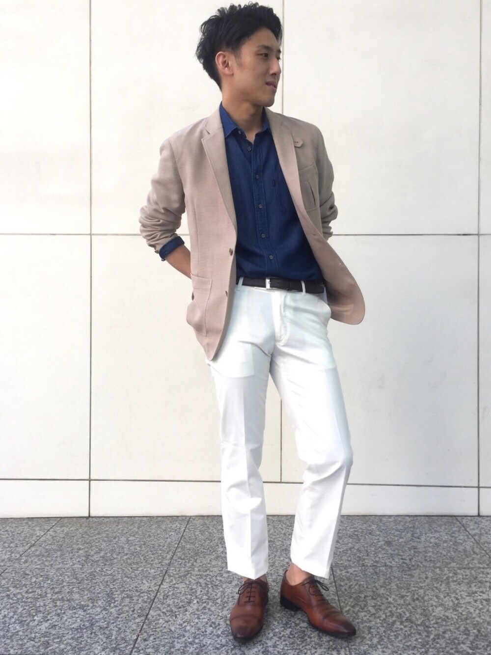 「ジャケット、ジャケットスタイル、麻、デニムシャツ、白パンツ、春、大人カジュアル、ゴールデンベアー、goldenbear」｜「Golden Bearのアイテム（テーラードジャケット、ベージュ系）」を使った、goldenbearさん（メンズ・175cm）の春コーディネートの1枚目の写真