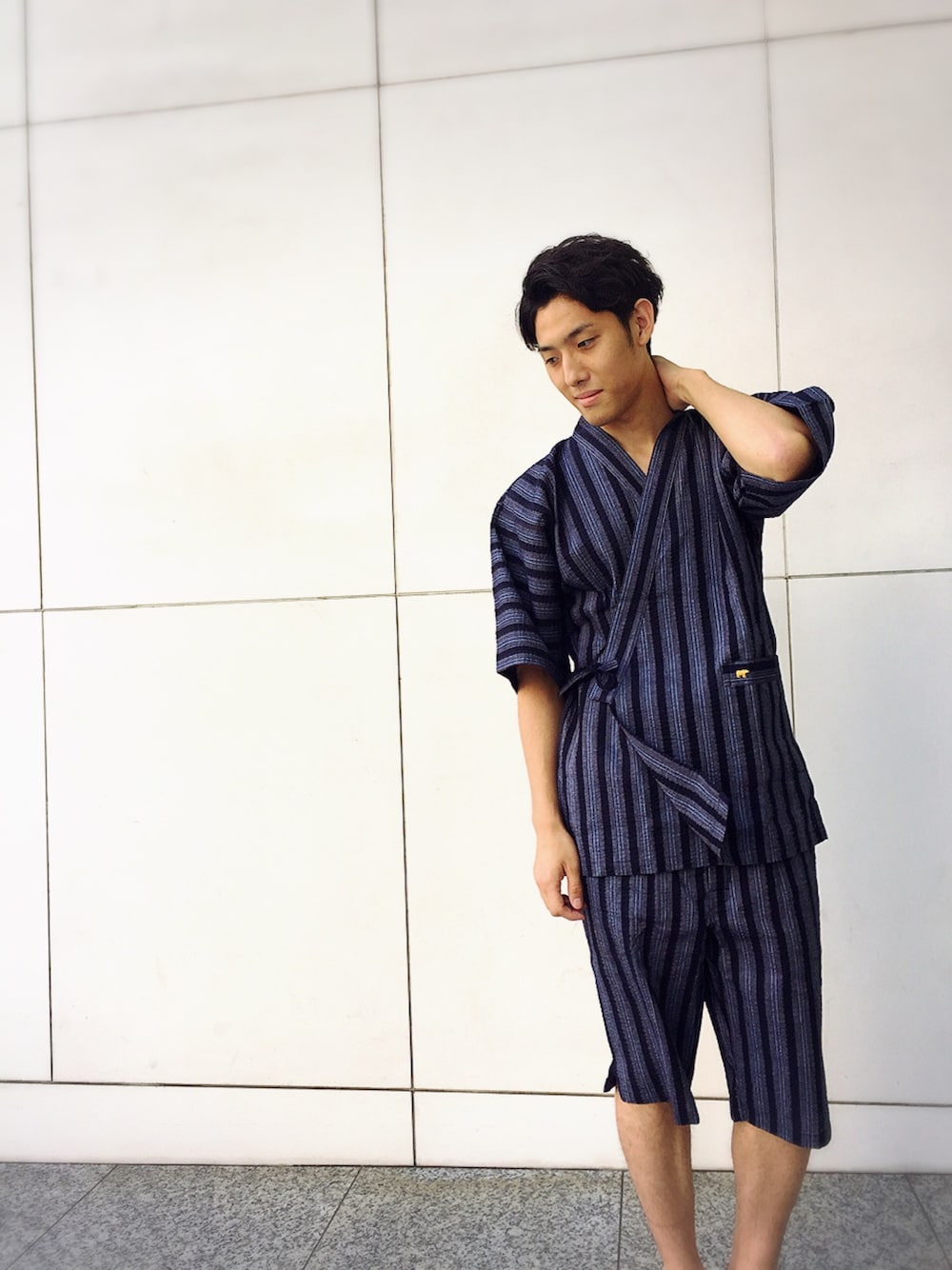 ブルー系の浴衣を着用したメンズの夏コーディネートの1枚目の写真