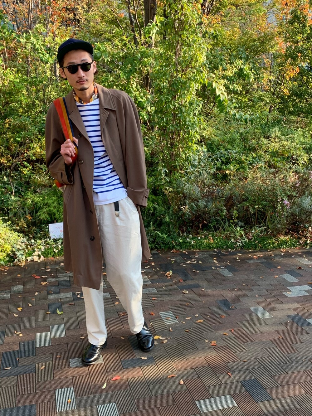 「シンプルコーデ、秋のコーデ、コート、ボーダー、ミリタリー、チノパン、サイドゴアブーツ、vintage、キャップ、サングラス」｜「SANDERSのSANDERS(サンダース)  MILITARY CAP CHELSEA BOOT（ブーツ、ブラック系）」を使った、将軍さん（メンズ・188cm）の秋コーディネートの1枚目の写真