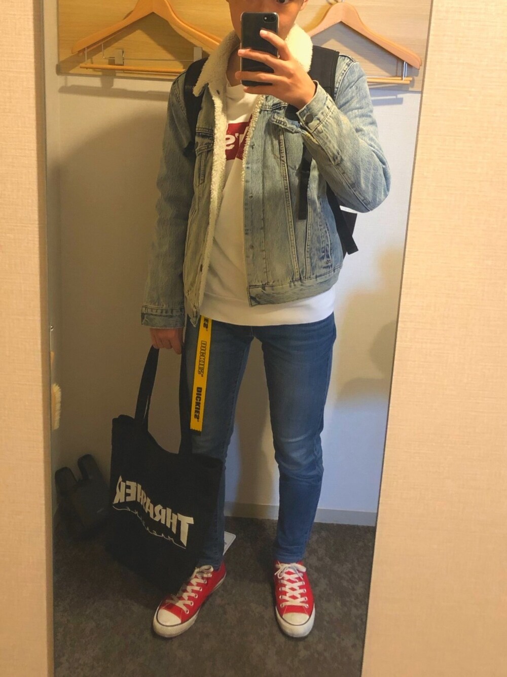 「ホテル」｜「Levi'sのアイテム（デニムジャケット、ブルー系）」を使った、kazuya~nnさん（メンズ・170cm）の春コーディネートの1枚目の写真