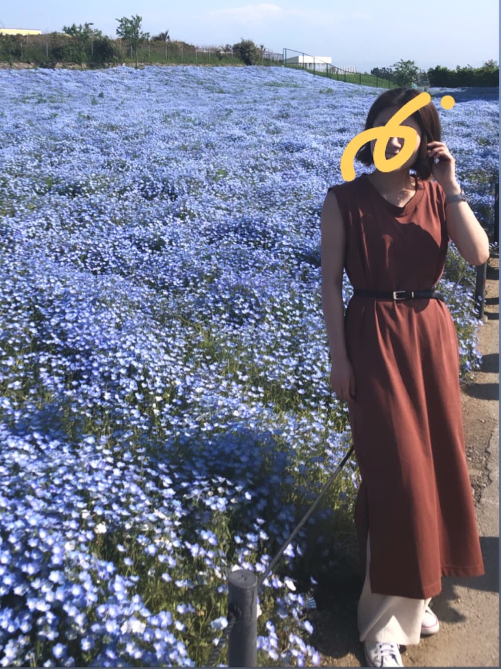 ブラウン系のワンピース、ホワイト系のその他パンツ、ホワイト系のスニーカーを着用したレディースの夏コーディネートの1枚目の写真