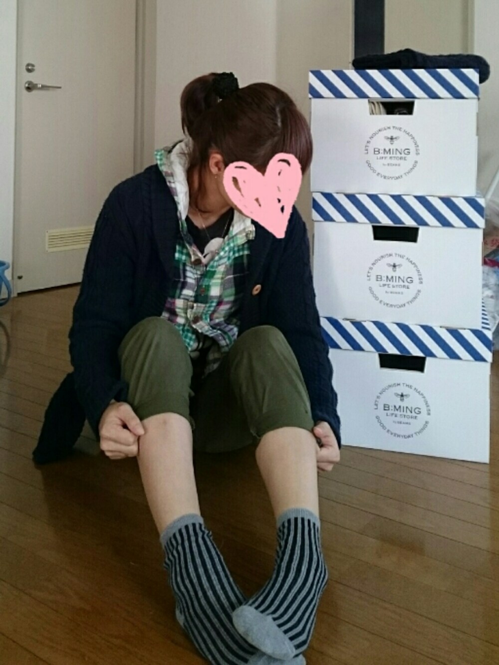 ブラック系のTシャツ/カットソー、ブルー系のニット/セーター、グリーン系のパーカーを着用したレディースの冬コーディネートの1枚目の写真