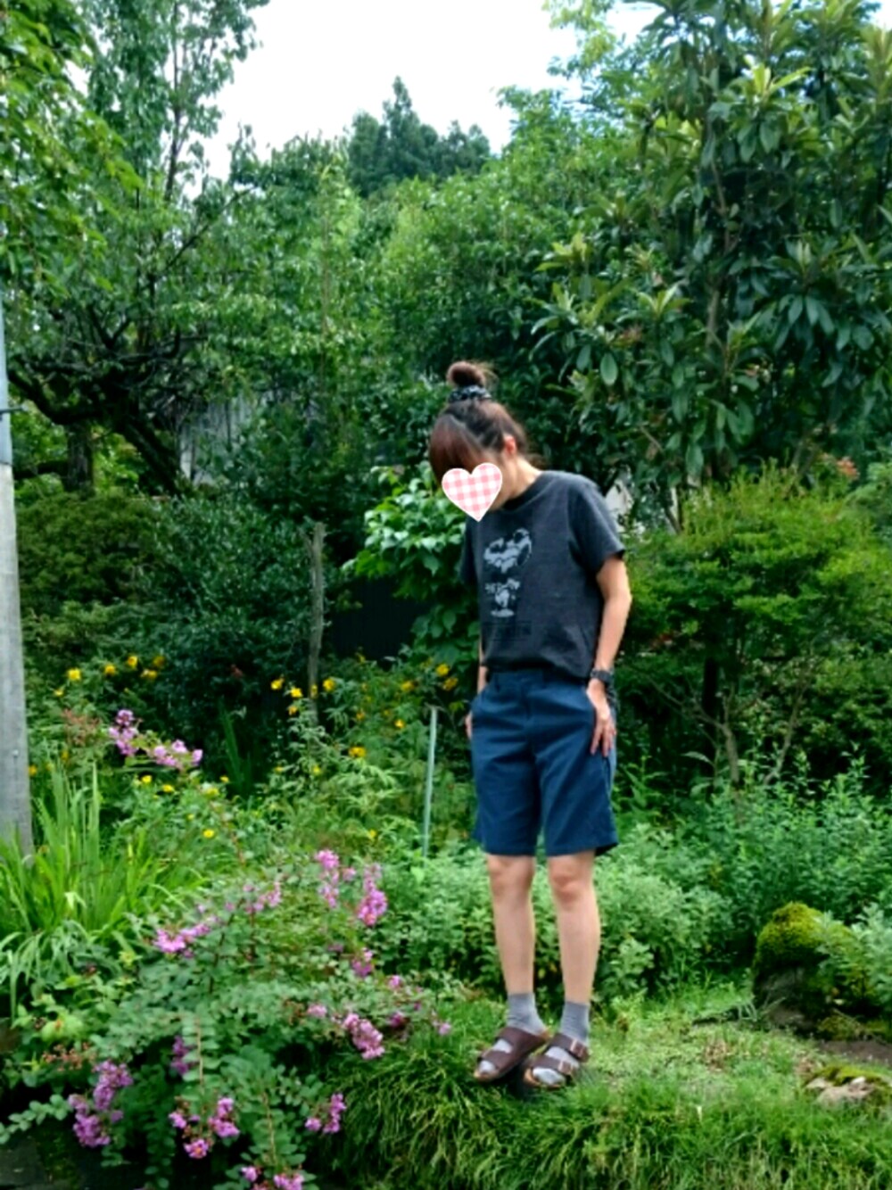 ブルー系のその他パンツ、グレー系のTシャツ/カットソー、ブラウン系のサンダルを着用したレディースの夏コーディネートの1枚目の写真