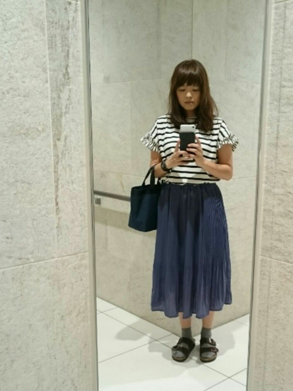 その他のTシャツ/カットソー、ブラウン系のサンダル、ブルー系のスカートを着用したレディースの夏コーディネートの1枚目の写真