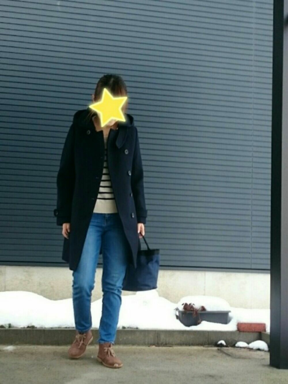 ブルー系のその他アウター、ブルー系のデニムパンツ、ブルー系のトートバッグを着用したレディースの冬コーディネートの1枚目の写真
