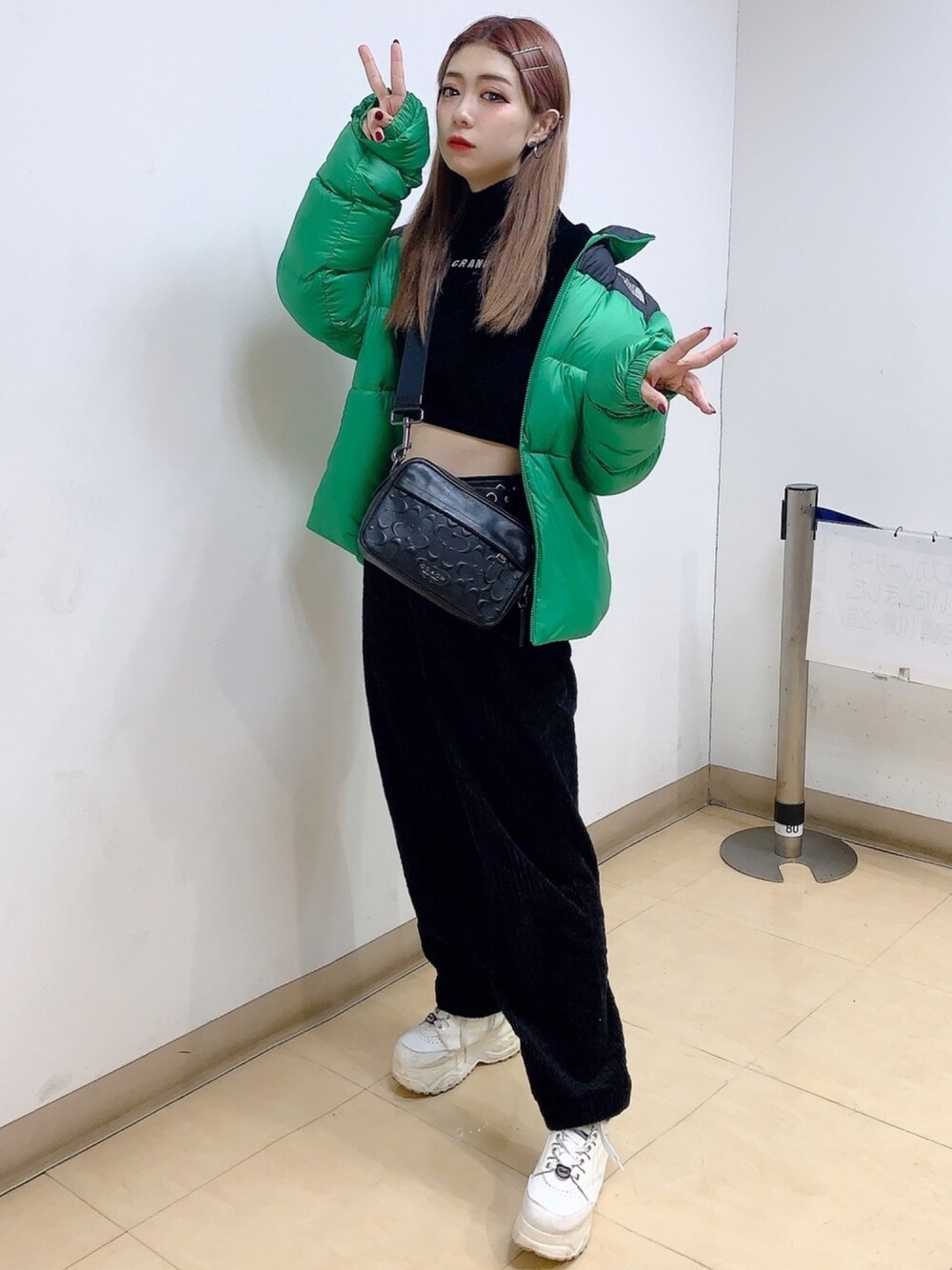「緑、ダウンジャケット、冬コーデ、ヘソだし、冬のコーデ、ノースフェイス、パンツスタイル」｜「THE NORTH FACEの＜THE NORTH FACE＞ NUPTSE JKT/ヌプシジャケット（ダウンジャケット/コート、グリーン系）」を使った、にゃぱさん（レディース・158cm）の秋コーディネートの1枚目の写真