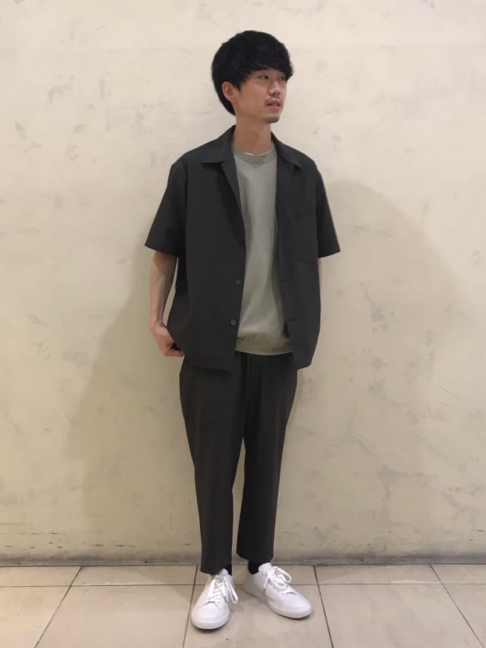 「BEAUTY&YOUTH UNITED ARROWSのBY レザー 6アイレット スニーカー（スニーカー、ホワイト系）」を使った、nakamura  tomoyaさん（メンズ・170cm）の春コーディネートの1枚目の写真