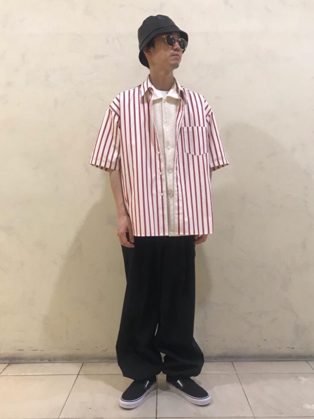 「MONKEY TIMEの＜monkey time＞ FAUX LTR BCKT HAT/バケットハット（ハット、ブラック系）」を使った、nakamura  tomoyaさん（メンズ・170cm）の春コーディネートの1枚目の写真