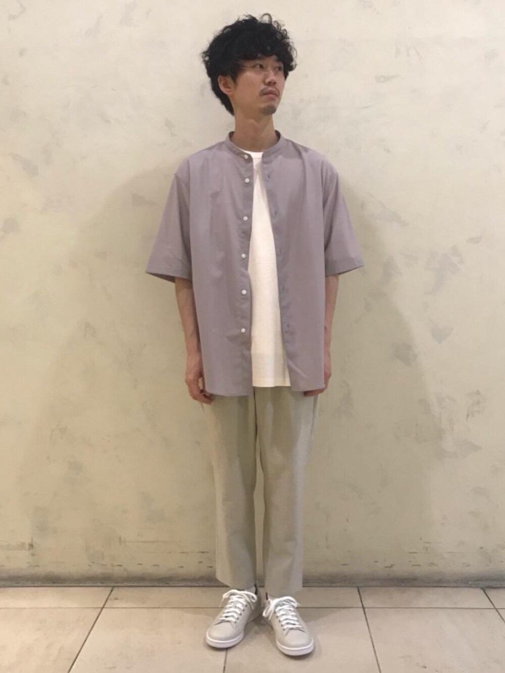 「adidas Originalsの【別注】 ＜adidas Originals(アディダス オリジナルス)＞ STAN SMITH/スタンスミス（スニーカー、ベージュ系）」を使った、nakamura  tomoyaさん（メンズ・170cm）の春コーディネートの1枚目の写真