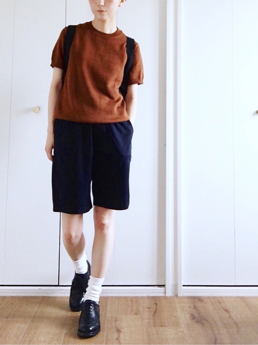 「オトナカジュアル、シンプル、短パン、革靴、ルーズソックス、サマーニット、UNIQLO、メンズライク、リュック、夏コーデ」｜「UNIQLOのイージーユーティリティーショートパンツ（その他パンツ、ブラック系）」を使った、miki__072さん（レディース・165cm）の夏コーディネートの1枚目の写真