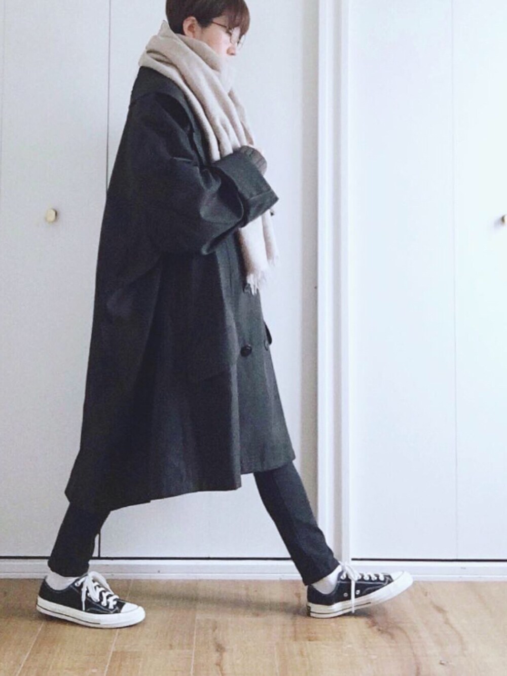 ブラック系のジャケット/アウター、ブラック系のパンツを着用したレディースの秋コーディネートの1枚目の写真