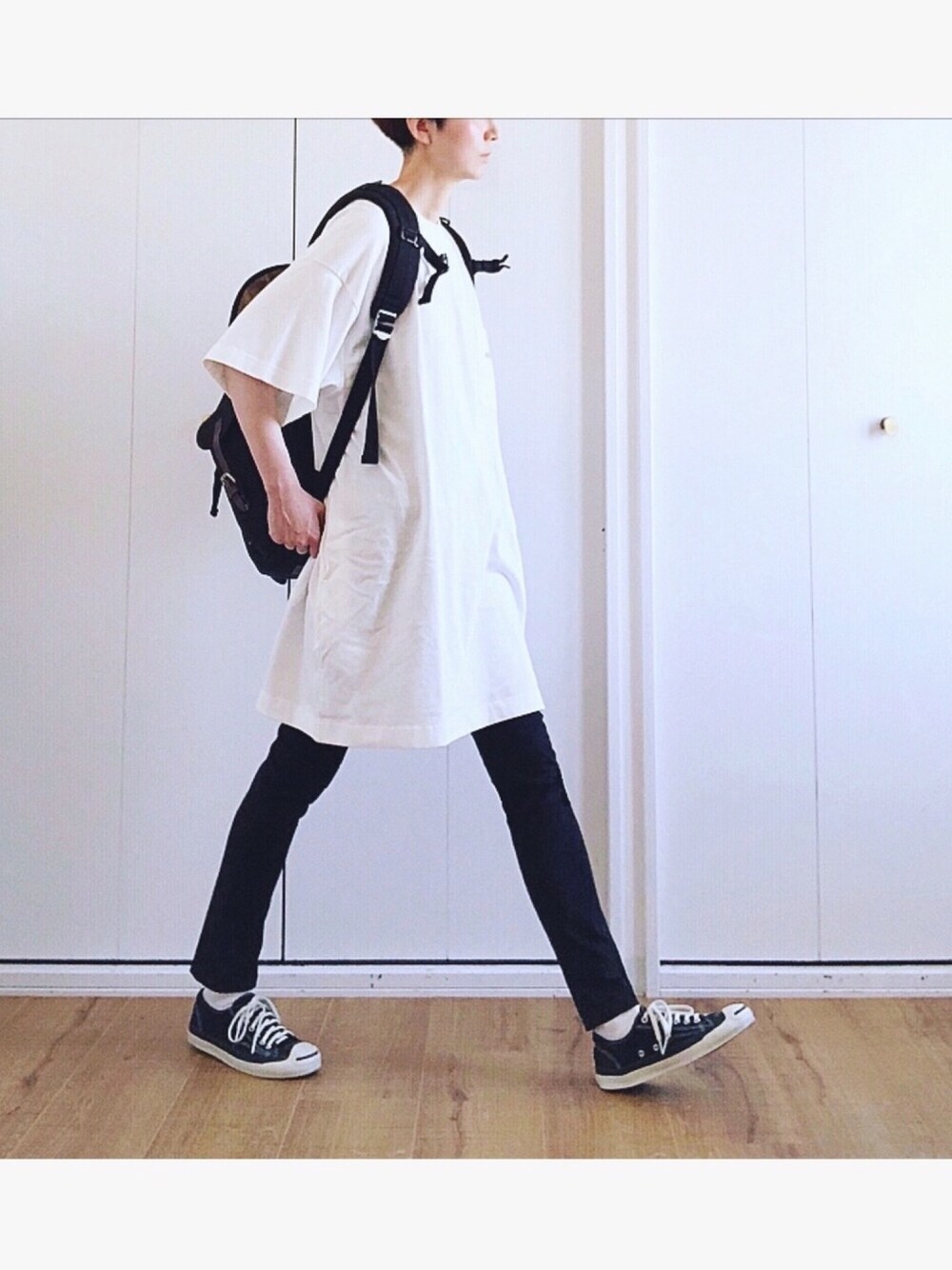 ブラック系のパンツ、ホワイト系のTシャツ/カットソーを着用したレディースの夏コーディネートの1枚目の写真