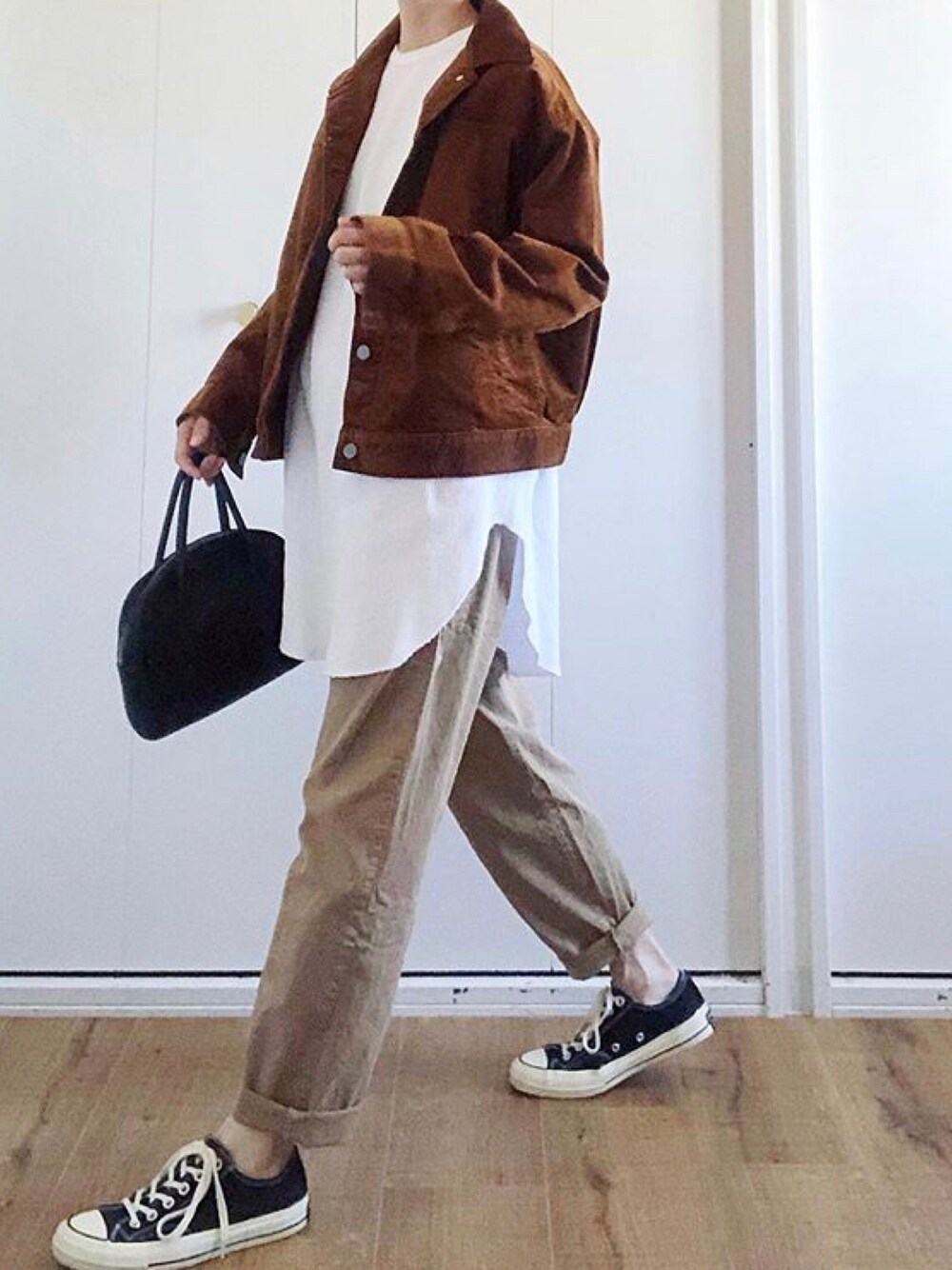 「コーデュロイ、チノパン、ブラウン、ベージュ、秋冬コーデ、ジャケット、パンツスタイル、おしゃれさんと繋がりたい、オトナカジュアル、カジュアル」｜「FASHIRUのアイテム（トップス、ホワイト系）」を使った、miki__072さん（レディース・165cm）の秋コーディネートの1枚目の写真
