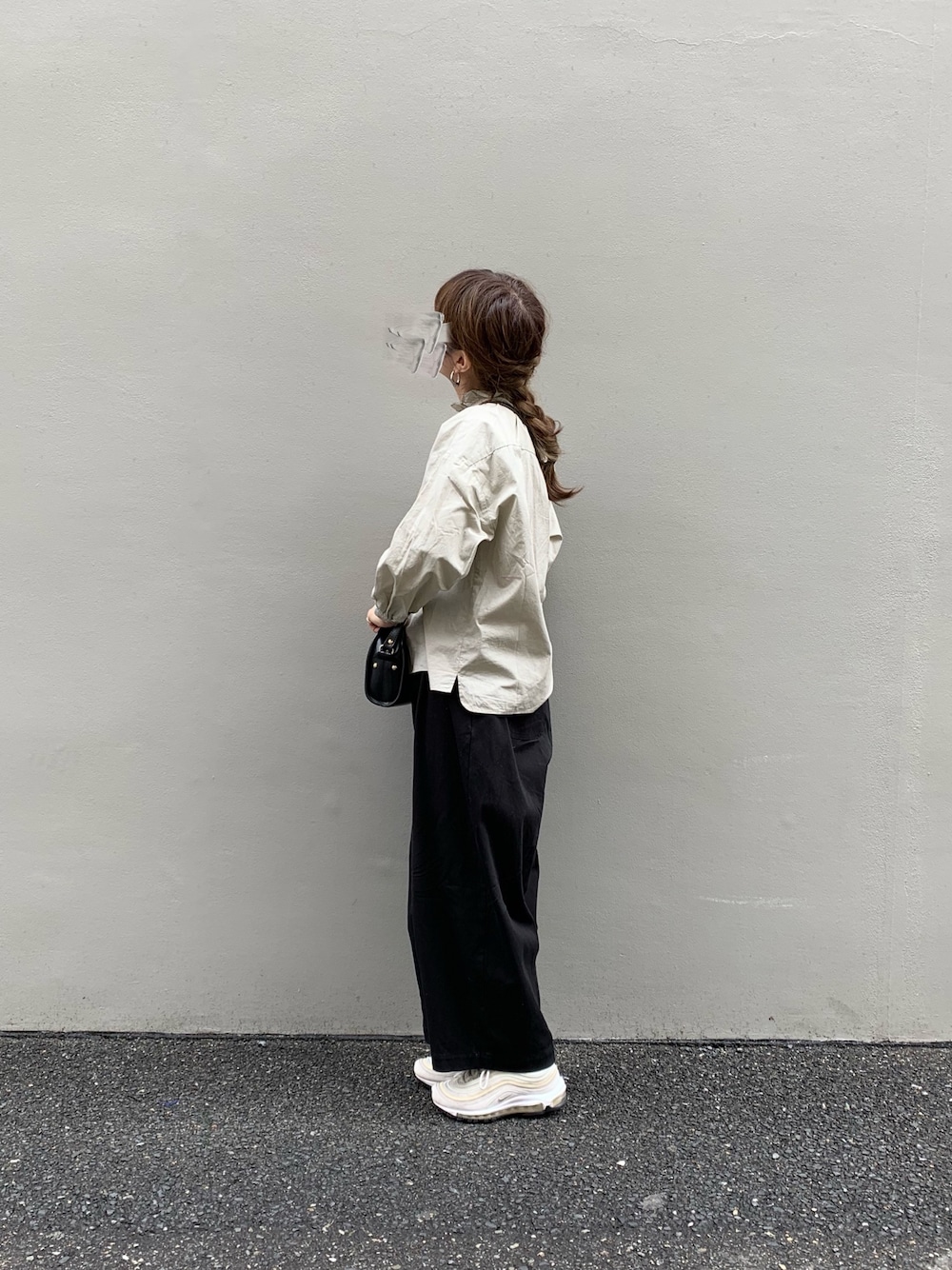 「韓国好きな人と繋がりたい、TANDEY、休日と詩、ボンボンパンツ、APC、ハーフムーンバッグ、アーペーセー、エアマックス、NIKE、airmax」｜「TANDEYのアイテム（シャツ/ブラウス、ベージュ系）」を使った、mn__tさん（レディース・156cm）の夏コーディネートの1枚目の写真