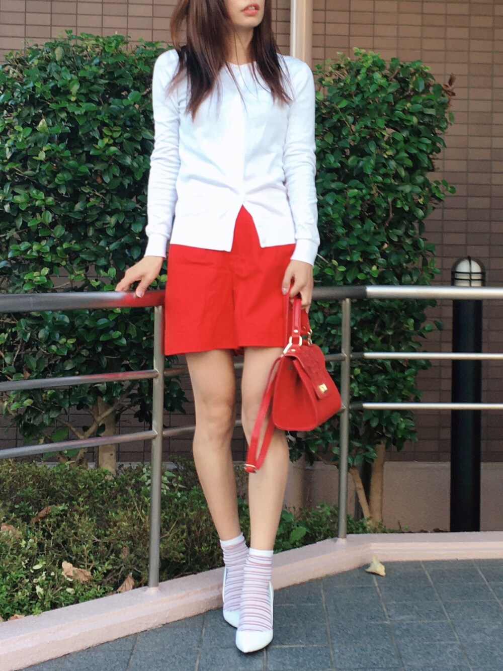 「大人シンプル、しろ×あか、大人ショートパンツ、赤、赤バッグ、シンプル、アラフォー、ヒール×靴下」｜「DIANAのアイテム（パンプス、ホワイト系）」を使った、LLさん（レディース・162cm）の秋コーディネートの1枚目の写真