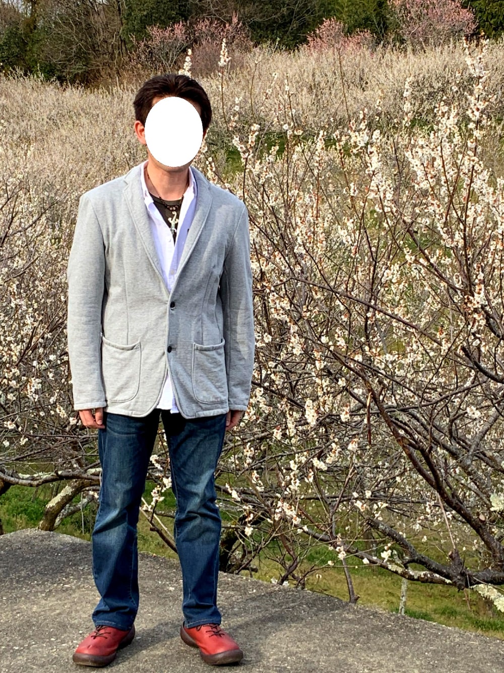 「石垣島貝 ヤモリ、ユニクロ、SEVENDAYS＝SUNDAY、リゲッタカヌー、ジーンズ」｜「UNIQLOのアイテム（ジャケット/アウター、グレー系）」を使った、猿吉さん（メンズ・168cm）の春コーディネートの1枚目の写真